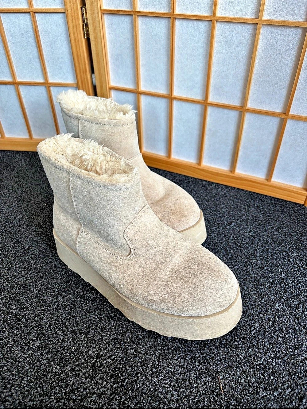Classic Ultra Mini Platform Cream Winter Boots US 8
